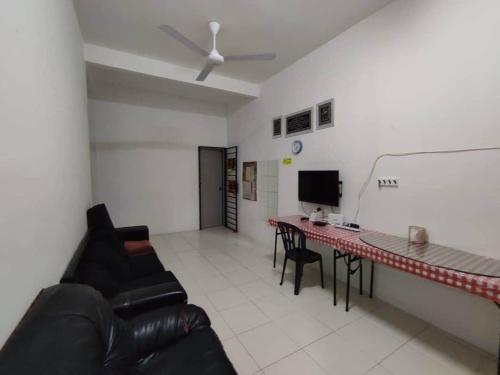 TV a/nebo společenská místnost v ubytování Diyana Homestay Happy Together