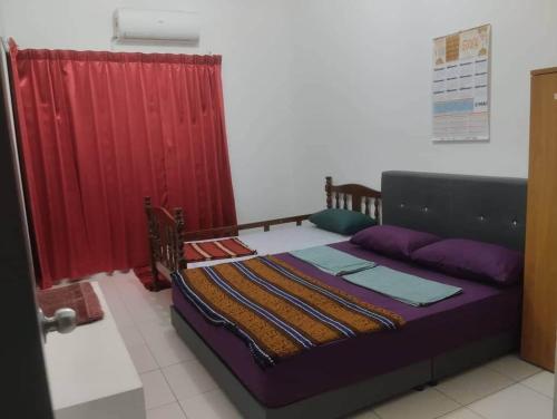 Postel nebo postele na pokoji v ubytování Diyana Homestay Happy Together