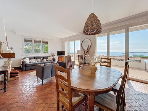 un salon avec une table, des chaises et un canapé dans l'établissement Villa exceptionnelle 8 couchages Cap d'Antibes en front de mer - FR-1-789-9, à Antibes