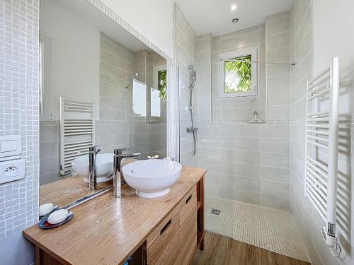 une salle de bain blanche avec un lavabo et une douche dans l'établissement Villa exceptionnelle 8 couchages Cap d'Antibes en front de mer - FR-1-789-9, à Antibes