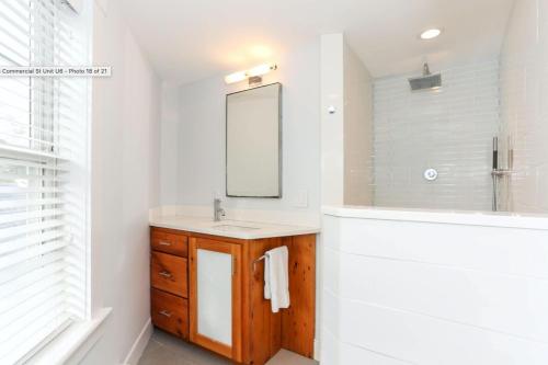 ein Badezimmer mit Waschbecken und Spiegel in der Unterkunft Historic Renovated Sun-drenched Ptown House in Provincetown