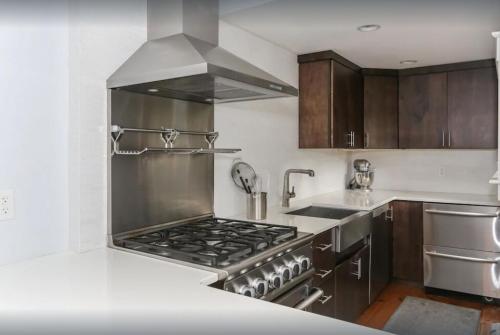 eine Küche mit einem Edelstahlherd oberen Backofen in der Unterkunft Historic Renovated Sun-drenched Ptown House in Provincetown