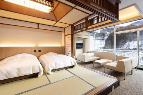 Postel nebo postele na pokoji v ubytování Ooedo Onsen Monogatari Premium Hotel New Shiobara
