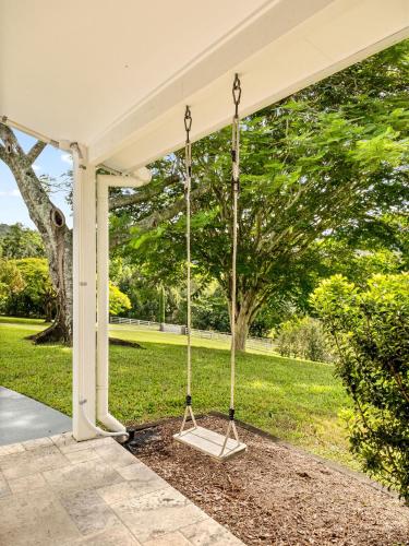 Taman di luar Elegant Bonogin Retreat on Expansive Acreage