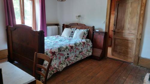 une chambre avec un lit et un parquet dans l'établissement Les Gîtes Du Larderet, à Le Larderet