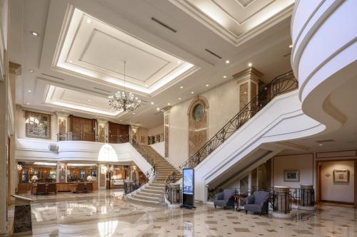a large lobby with a staircase in a building at Lakeshore Hotel Hsinchu in Hsinchu City