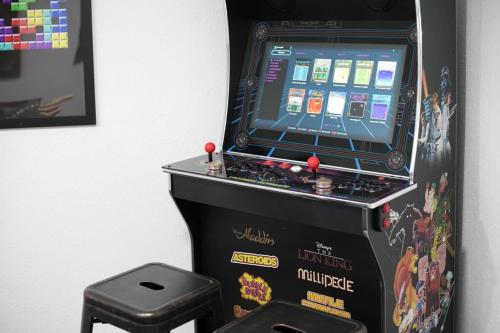 Η αίθουσα παιχνιδιών του Gameroom and Theater in a breathtaking home
