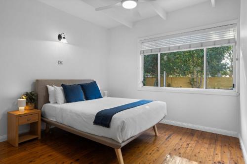 Una cama o camas en una habitación de The Lazy Mimosa from beach days & bike rides to sunset drinks by the fire pit.