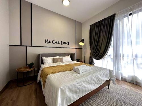 una camera da letto con un letto con un cartello sul muro di Premier Condo The Apple mordern a Malacca