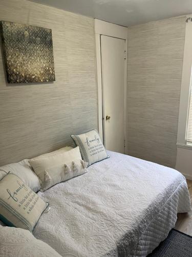 Un dormitorio con una cama con dos almohadas encima. en Quiet Two Bedroom in Convenient Location, en Boston