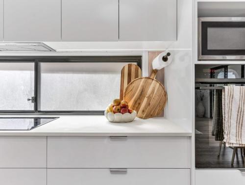 a bowl of fruit on a counter in a kitchen at Upper Lvl Boyd-3 Bedroom Sunny Coastal in Tweed Heads