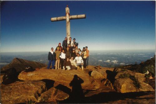 a group of people standing in front of a cross on a mountain at Pousada Querência in Alto Caparao