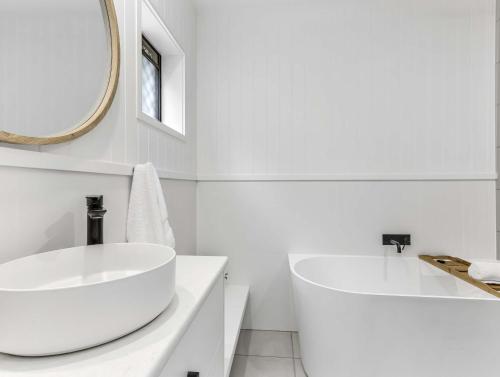 Ένα μπάνιο στο Lower Lvl Boyd- Sunny Coastal Home - Pet Friendly