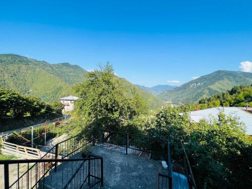 Una vista de una escalera con montañas al fondo. en Hotel Dabadzvel, en Beselashvilebi