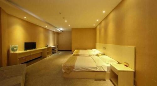 TV a/nebo společenská místnost v ubytování Kunming Tong Yi Business Hotel