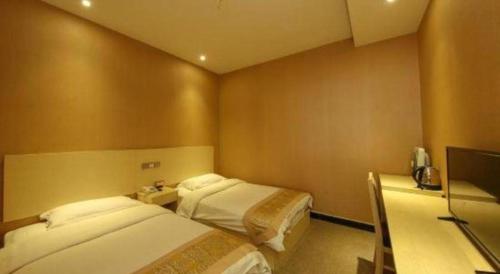 TV a/nebo společenská místnost v ubytování Kunming Tong Yi Business Hotel