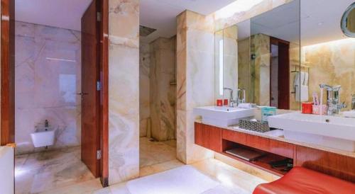 a bathroom with two sinks and a large mirror at Hotel Leader Changsha in Changsha