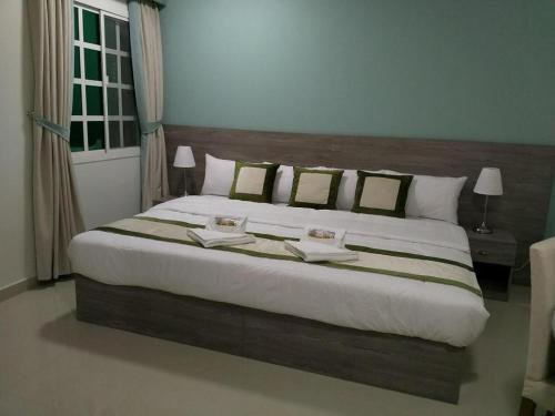 Katil atau katil-katil dalam bilik di Sovereign Hotel - Marriage Certificate Required