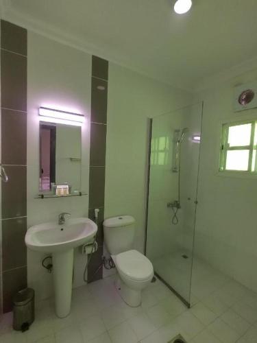 Bilik mandi di Sovereign Hotel - Marriage Certificate Required