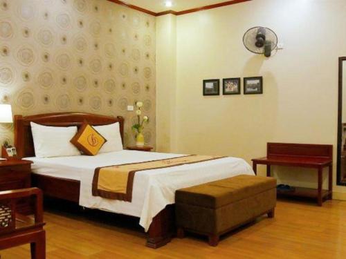 a bedroom with a bed and a table at Gia Bao Hotel Bac Ninh in Hanoi
