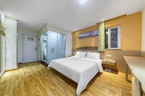 Ένα ή περισσότερα κρεβάτια σε δωμάτιο στο 7 Days Inn Ya'an Langqiao Pedestrian Street Center