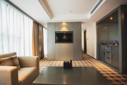 a living room with a couch and a table at Yongzhou Chuang Fa Cheng XiaoXiangYi Hotel in Guzhuting