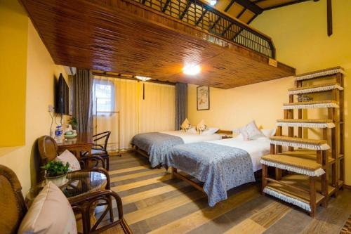 Ένα ή περισσότερα κρεβάτια σε δωμάτιο στο The Courtyard Suzhou Inn Hemu Branch