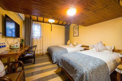 Ένα ή περισσότερα κρεβάτια σε δωμάτιο στο The Courtyard Suzhou Inn Hemu Branch