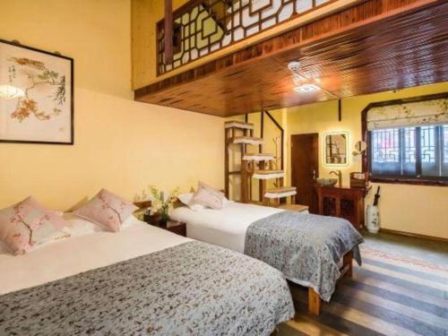 Ένα ή περισσότερα κρεβάτια σε δωμάτιο στο The Courtyard Suzhou Inn Hemu Branch
