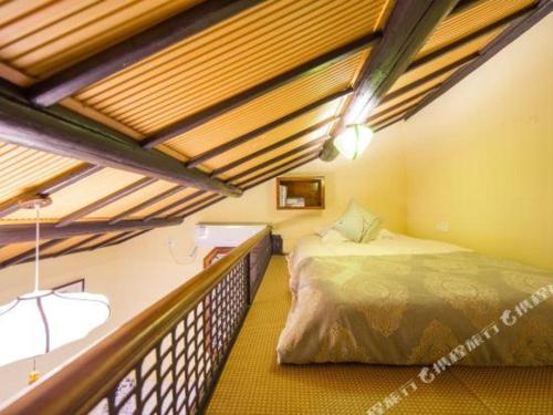 Ένα ή περισσότερα κρεβάτια σε δωμάτιο στο The Courtyard Suzhou Inn Hemu Branch