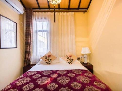 Ένα ή περισσότερα κρεβάτια σε δωμάτιο στο The Courtyard Suzhou Inn Hemu Branch