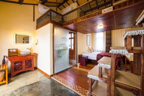 Ένα ή περισσότερα κρεβάτια σε δωμάτιο στο The Courtyard Suzhou Inn Hemu Branch