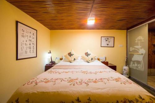 Ένα ή περισσότερα κρεβάτια σε δωμάτιο στο The Courtyard Suzhou Inn Hemu Branch