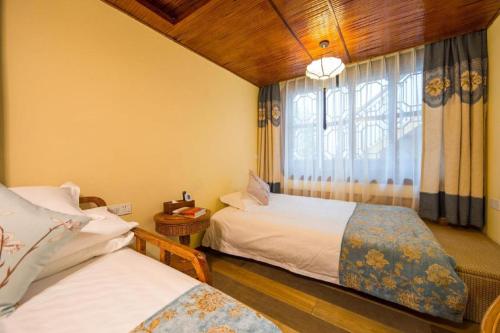 Ένα ή περισσότερα κρεβάτια σε δωμάτιο στο The Courtyard Suzhou Inn Hemu Branch