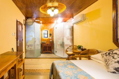 Ένα ή περισσότερα κρεβάτια σε δωμάτιο στο The Courtyard Suzhou Inn Hemu Branch