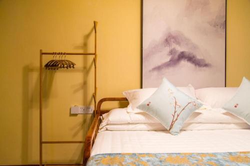Ένα ή περισσότερα κρεβάτια σε δωμάτιο στο The Courtyard Suzhou Inn Hemu Branch