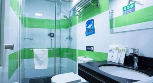 ein Badezimmer mit Waschbecken, Toilette und Dusche in der Unterkunft 7 Days Inn Tianjin Binhai Passenger Station Huabei Ceramics in Binhai