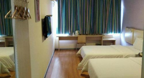 Ένα ή περισσότερα κρεβάτια σε δωμάτιο στο 7 Days Inn Enshi Xueyuan Road Shinan Ancient City