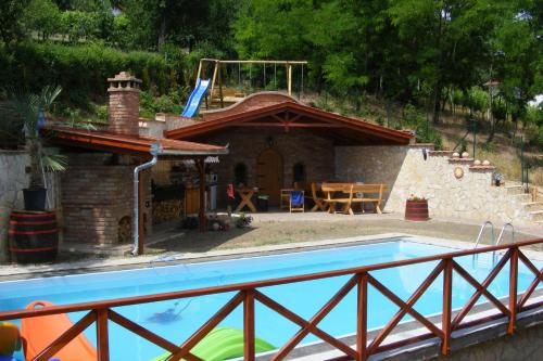 dom z basenem przed budynkiem w obiekcie HolidaySport Haus w mieście Balatongyörök