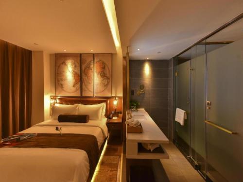 a hotel room with two beds and a shower at James Joyce Coffetel·Beijing Yizhuang Development Zone Dazu Square Tongji Road in Beijing