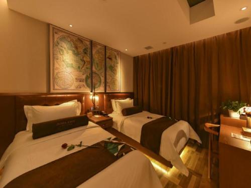 a hotel room with two beds in a room at James Joyce Coffetel·Beijing Yizhuang Development Zone Dazu Square Tongji Road in Beijing