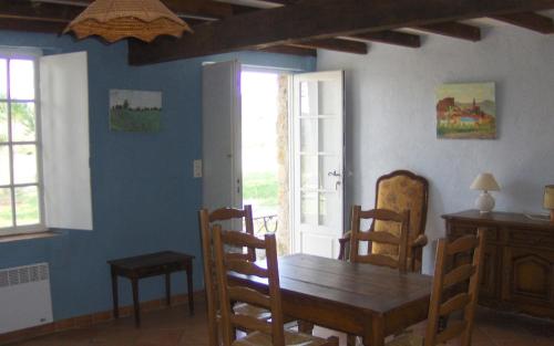 une salle à manger avec une table et des chaises en bois dans l'établissement Le bastidon le pavillon, à Fox-Amphoux
