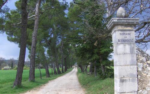 un panneau sur un pilier de pierre sur un chemin de terre dans l'établissement Le gite le pigeonnier, à Fox-Amphoux