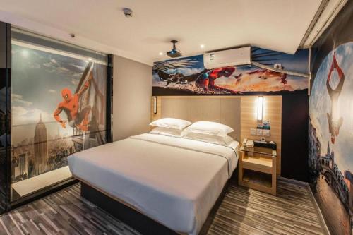 Postel nebo postele na pokoji v ubytování City Comfort Inn Hechi Yizhou Bus Terminal
