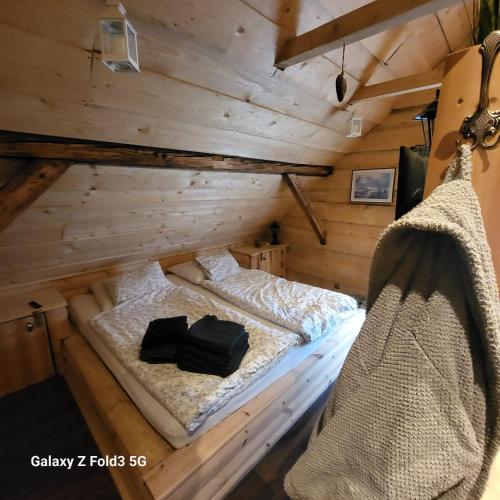 Katil atau katil-katil dalam bilik di Beskydy one and only Grand Chalets Hotel Wallachia