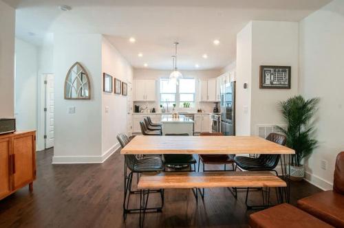 Un comedor y una cocina con mesa y sillas. en Creative Oasis Minutes to Broadway Rooftop Deck, en Nashville