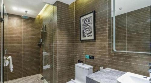 a bathroom with a toilet and a shower and a sink at Xana Hotelle Nanchang Tengwang Pavilion Wanshougong in Nanchang