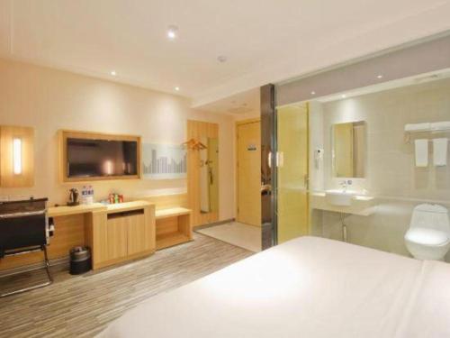 une chambre d'hôtel avec un lit et une salle de bain dans l'établissement City Comfort Inn Hefei Binhu Wanda Plaza, à Hefei