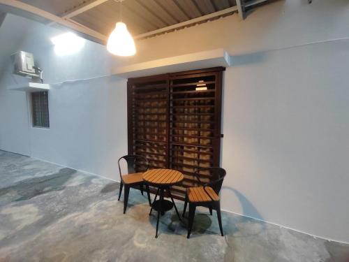 スレンバンにある51 Lyrica Seremban 2 Best stayのワインセラー付きの客室で、テーブルと椅子が備わります。