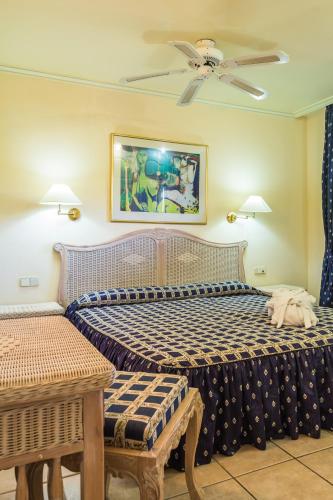 a bedroom with two beds and a ceiling fan at Apartamentos BlueBay Beach Club in San Agustin